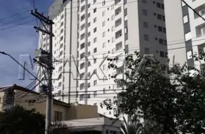 Apartamento para locação com 2 dormitórios, cozinha, banheiro e 1 vaga de garagem.