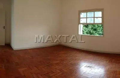 Apartamento na luz, com 2 quartos grandes com ambos com sacada, sala, cozinha e banheiro.