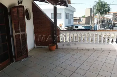 Sobrado à venda com 3 quartos, sendo 1 suíte, 4 banheiros e 2 vagas, no jardim guanca.