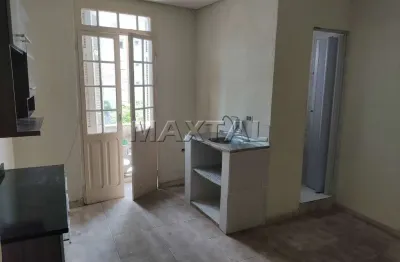 Kitnet com sala e cozinha conjugadas, todo em piso frio e sacada, em santana.
