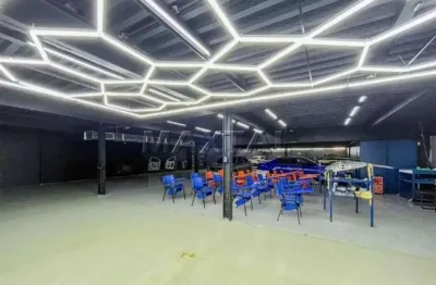 Prédio comercial próximo ao  metrô sacoma com 2.385m² de area construida, vagas na frente.