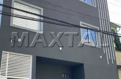 Apartamento novo com 2 dormitórios, sala, cozinha americana, claraboia e banheiro.