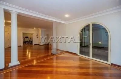 Triplex com 551m² com 5 quartos todos com suítes, piscina, área gourmet, 8 vagas e laser completo.