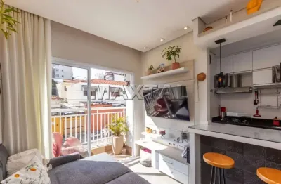 Apartamento reformado, 47m², com 2 dormitórios, 1 vaga de garagem e varanda, próximo ao metrô.