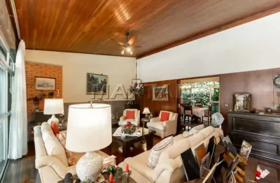 Casa para venda com 490m² com 4 quartos, sendo 1 suíte, 3 vagas de garagem, lareira e escritório.