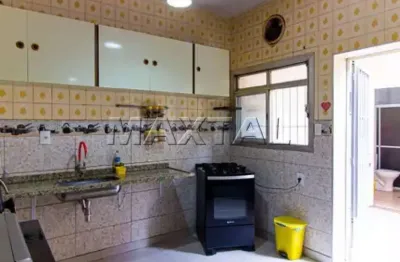 Casa à venda com 104m², 2 quartos, 2 banheiros, 1 vaga, quintal amplo, no bom retiro.