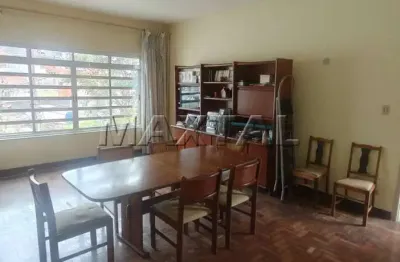 Casa à venda com terreno de 234m², 2 quartos, 1 banheiro e 1 vaga de garagem.