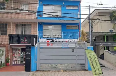 Prédio em região comercial com 3 andares, 5 salas com ar condicionado, todo em piso frio e 2 vagas