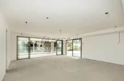Apartamento com 354 m², 3 quartos sendo 3 suítes, 3 vagas de garagem mais depósito.