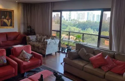 Apartamento à venda de 206 m², com sacada, 4 dormitórios, sendo 2 suítes, e 3 vagas, na aclimação.