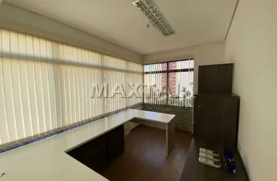 Sala comercial disponível para venda ou locação, com 32 m², 01 banheiro e 01 vaga, na saúde.