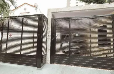 Casa térrea comercial com 2 salas 2 banheiros, cozinha e duas vagas de garagem cobertas.