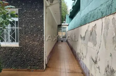 Terreno de 275 metros quadrados com duas frentes / entradas na região da vila pita