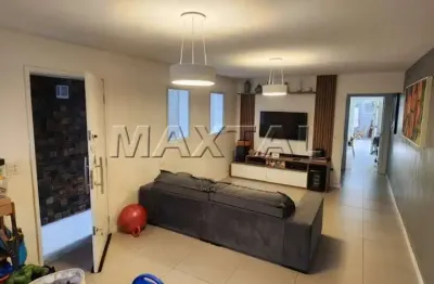 Sobrado à venda com 3 dormitórios sendo todos suítes, 1 lavabo, uma vaga de garagem.