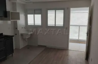 Studio semi mobiliado, 29,64 m², piso laminado, e piso em porcelanato, com preparação para ar