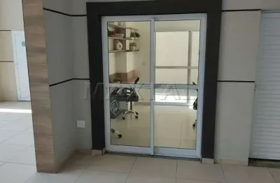 Studio para locação 29,64m², piso laminado, e piso em porcelanato, próximo ao metrô.