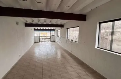 Prédio comercial de 220 m² com 2 salas, com apartamento com 2 quartos e 2 vagas.