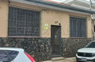 Casa térrea para alugar com 2 quartos, sala, cozinha, 3 banheiros, lavanderia e quarto nos fundos.