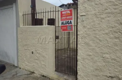 Casa térrea com 65m², 1 dormitório amplo, cozinha com armários, banheiro, área de serviço e quintal