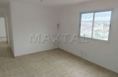 Apartamento á venda com 2 dormitórios, cozinha, banheiro e 1 vaga de garagem.