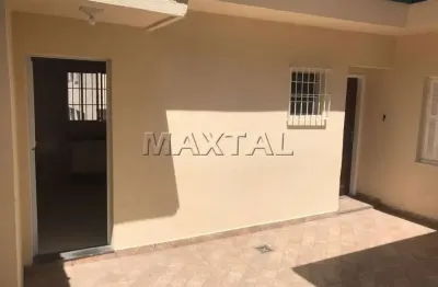 Casa térrea de fundos com quarto, sala, cozinha,, lavanderia e quintal, próximo ao metrô.