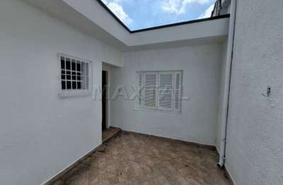 Casa térrea de fundos com quarto, sala, cozinha,, lavanderia e quintal, próximo ao metrô.