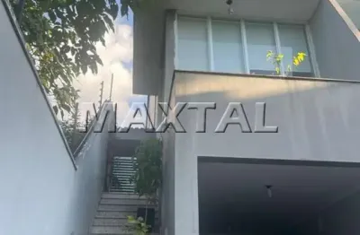 Sobrado na região da vila pedra branca com 210m², 4 quartos, 3 suítes, 5 banheiros e 3 vagas.