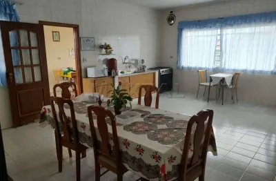 Casa assobradada com galpão ampla, versátil e bem localizada!