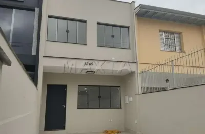 Sobrado comercial 150m², 5 salas, 02 banheiros, 01 cozinha, área de serviço, quintal e garagem.