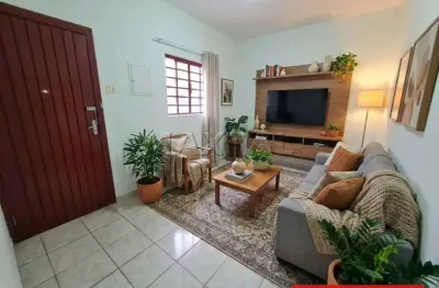 Casa térrea em Vila em Santana, com 2 dormitórios, sala, cozinha e quintal com churrasqueira.