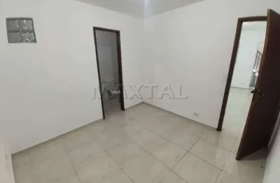 Apartamento 32m² com 1 dormitório, 1 suíte, sala e cozinha americana, piso frio.