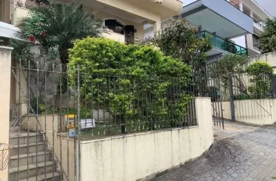 Sobrado à venda com 375m² em condomínio fechado,4 dormitórios,4 suítes,3 vagas no Jardim São Bento.