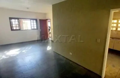 Casa térrea com 3 quartos, 2 banheiros, sala ampla, cozinha e 2 vagas, na vila vitório mazzei.