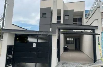 Sobrado à venda, 100m², 3 quartos, 1 suíte, 3 salas, 3 banheiros e 2 vagas.