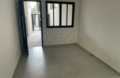 Sobrado novo à venda, 100m², 3 quartos, 1 suíte, 3 salas, 3 banheiros e 2 vagas.