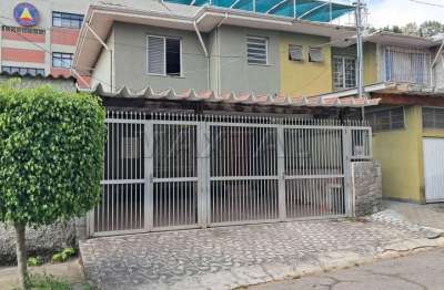 Casa em rua fechada, 180m² com 4 dormitórios, 1 suíte, cozinha planejada, 2 vagas.