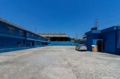 Galpão comercial de 1.700 m², com 2 banheiros, no Bairro do Limão.