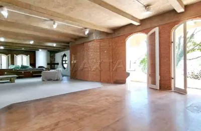 Casa de alto padrão, 430m² com 3 suítes, 5 banheiros, 5 vagas no tremembé.