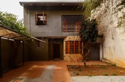 Casa à venda com 150m², 3 quartos, sendo uma suíte e um com sacada, 3 vagas de garagem