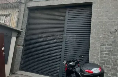 Galpão para locação com 550 m² de área construída, inserido em um terreno de 2.350 m², com pé-direit