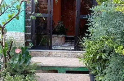 Casa em Vila no Bairro Santana com 5 dormitórios, sendo 3 suítes, ampla sala e 5 vagas.