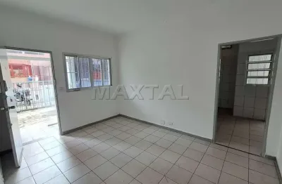 Casa térrea para uso comercial e residencial, com 2 quartos, 1 suite, sala ampla e cozinha, 1 vaga