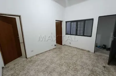 Casa com 70m², 2 dormitórios, sala, cozinha, banheiro e área de serviço.