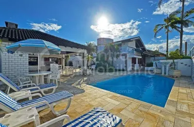 Casa à venda com piscina e 4 quartos em peruíbe, no bairro parque turistico