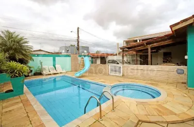 Casa à venda com piscina e 3 quartos em peruíbe, no bairro jardim veneza