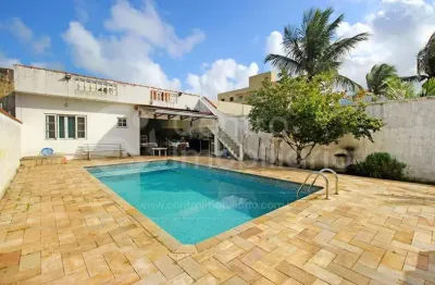 Casa à venda com piscina e 3 quartos em peruíbe, no bairro centro