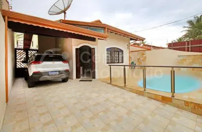 Casa à venda com piscina e 3 quartos em peruíbe, no bairro balneario sambura