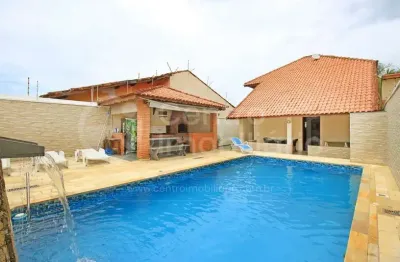 Casa à venda com piscina e 3 quartos em peruíbe, no bairro jardim icaraiba