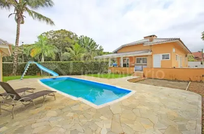 Casa à venda com piscina e 4 quartos em peruíbe, no bairro bougainvillee v