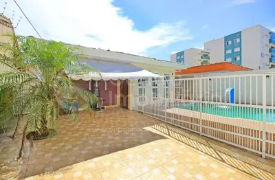 Casa à venda com piscina e 3 quartos em peruíbe, no bairro parque balneario oasis